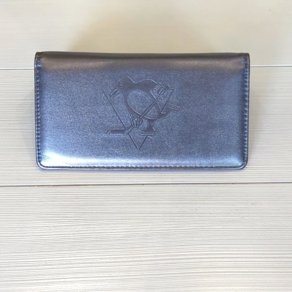 NWOT Pittsburgh Penguins NHL Logo Black Bifold Cards /Checkbook Holder